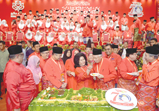 Malays must unite with Umno for dignity: PM